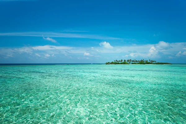 Isla en el océano — Foto de Stock