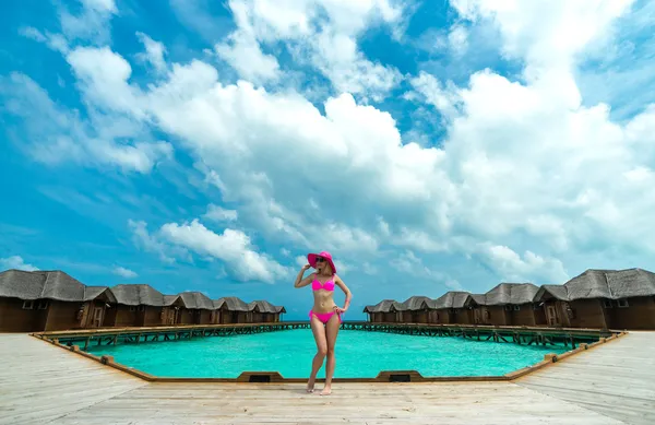 Woman on a beach jetty at Maldives — Stock Photo, Image