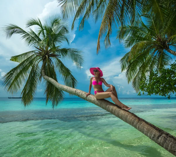 Όμορφη γυναίκα σε μπικίνι στο νησί παράδεισος — Φωτογραφία Αρχείου