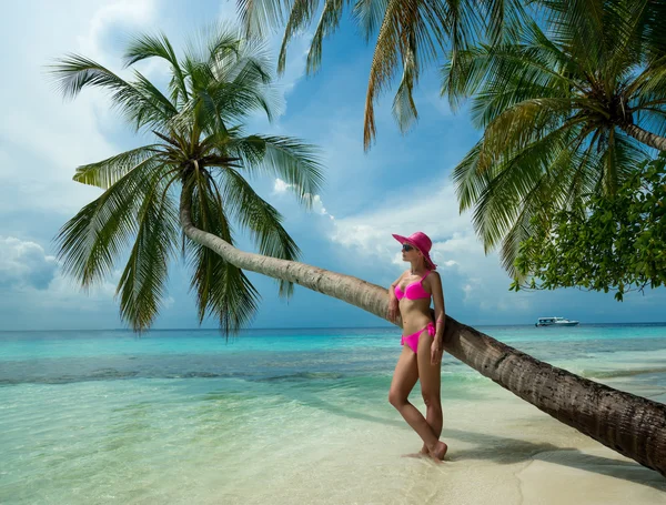 Schöne Frau im Bikini auf der Paradiesinsel — Stockfoto