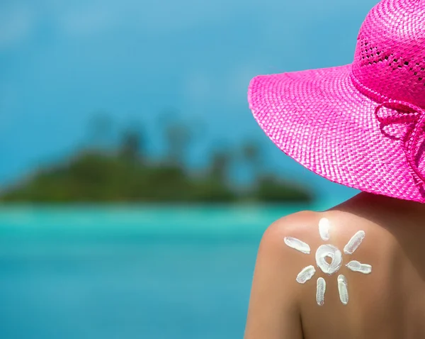 Vrouw met zon-vormige zonnebrandcrème — Stockfoto