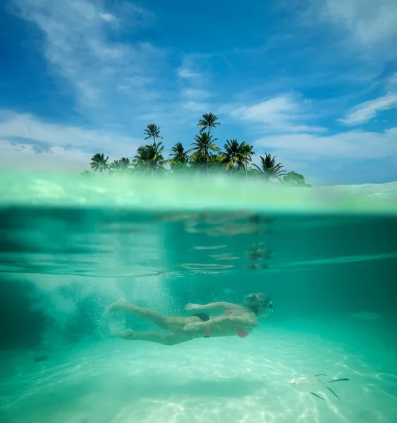 Femme plongée avec tuba dans un lagon tropical — Photo