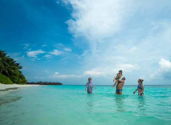 Famille sur la plage — Photo