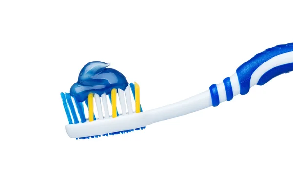 Зубная паста на голубой зубной щетке — стоковое фото
