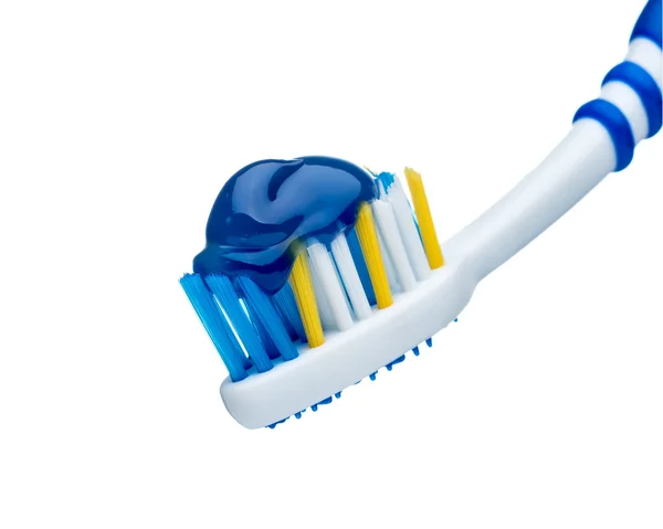 Зубная паста на голубой зубной щетке — стоковое фото