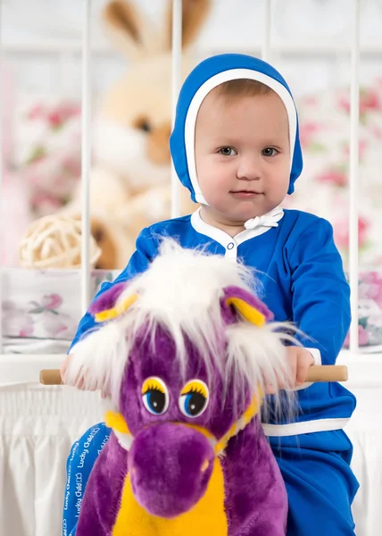 Kleine jongen op een paard speelgoed — Stockfoto