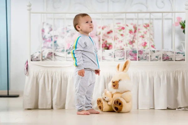 Pequeño niño cerca de la cama —  Fotos de Stock