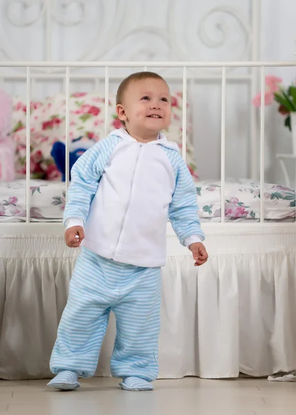 Pequeño niño cerca de la cama —  Fotos de Stock