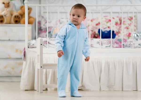 Pequeño niño cerca de la cama —  Fotos de Stock