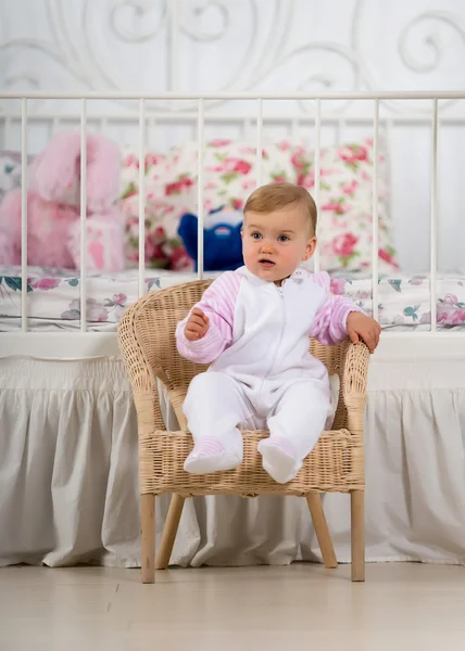 Meisje van de baby in de stoel — Stockfoto