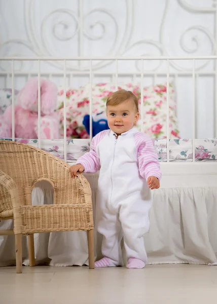 Babymeisje permanent in de buurt van de stoel — Stockfoto