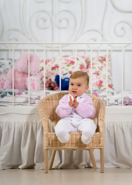 Baby pige i stolen - Stock-foto