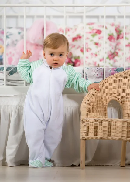 Babymeisje permanent in de buurt van de stoel — Stockfoto