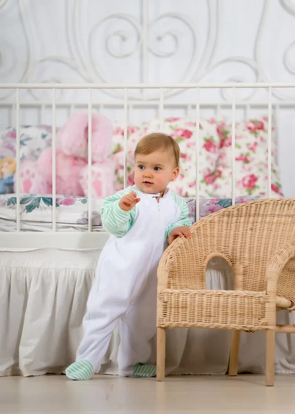 Babymeisje permanent in de buurt van de stoel — Stockfoto