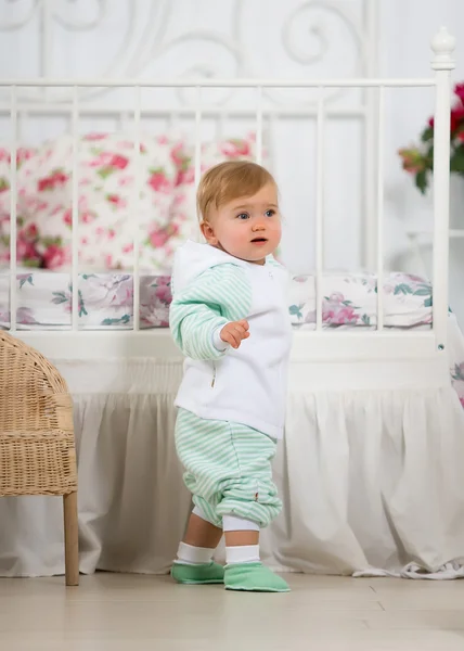 Bébé fille debout près de la chaise — Photo