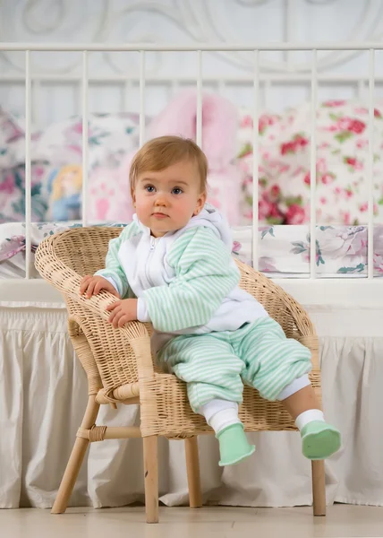 Meisje van de baby in de stoel — Stockfoto