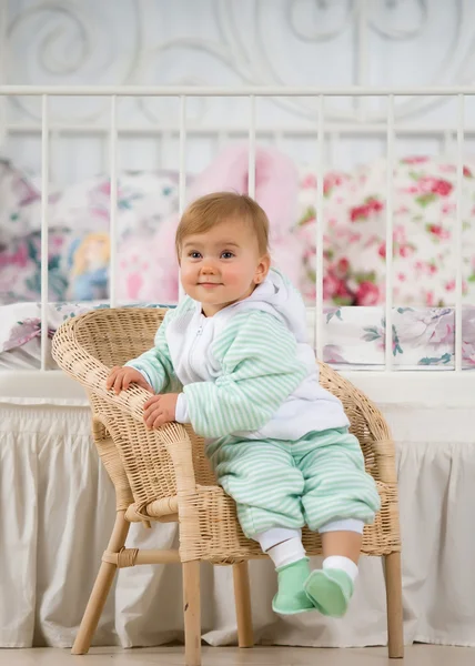 Meisje van de baby in de stoel — Stockfoto