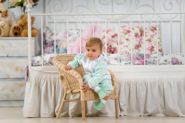 Baby flicka i stolen — Stockfoto