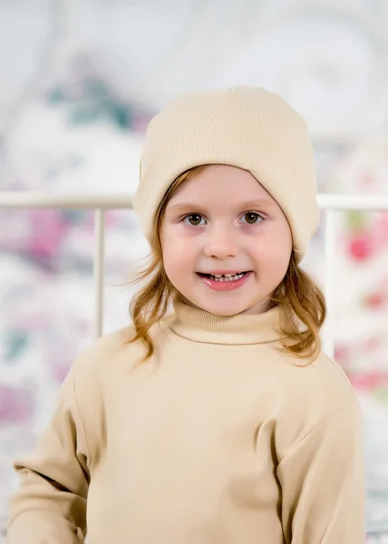 Chica feliz en un suéter y sombrero — Foto de Stock