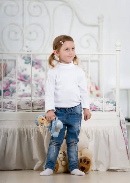 Little girl in the bedroom — Stockfoto