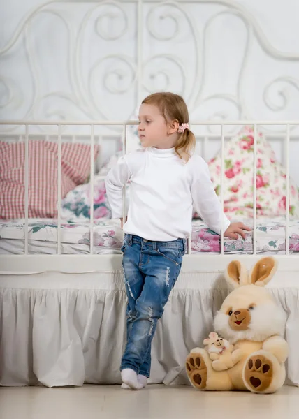 Little girl in the bedroom — Stockfoto