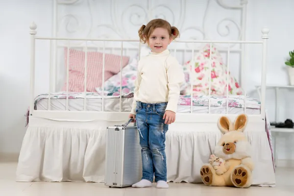 Bavullu küçük kız. — Stok fotoğraf