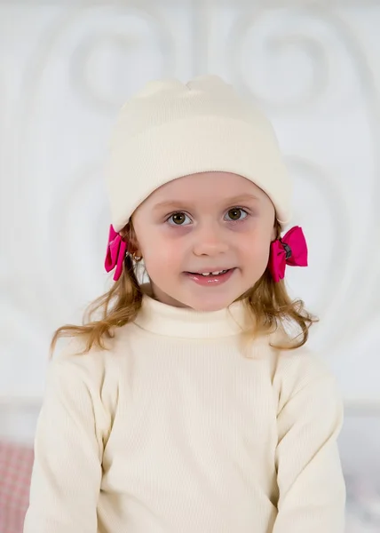 Chica feliz en un suéter y sombrero — Foto de Stock