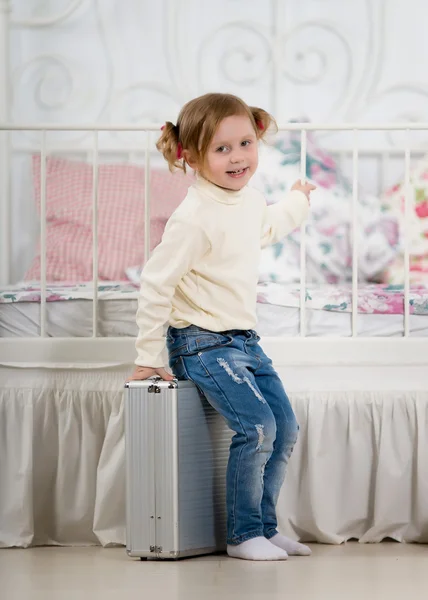 Bambina con valigia — Foto Stock