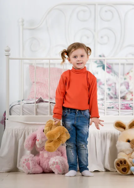 Little girl in the bedroom — Stockfoto