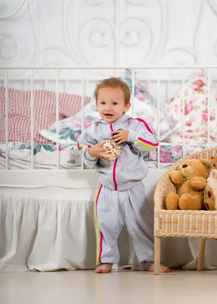 Bébé amusant dans la crèche — Photo