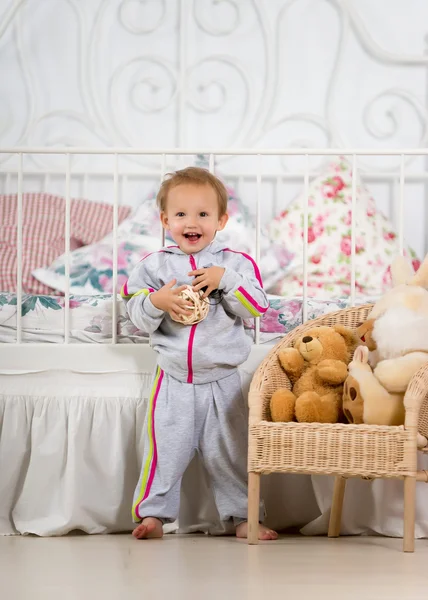 Bébé amusant dans la crèche — Photo