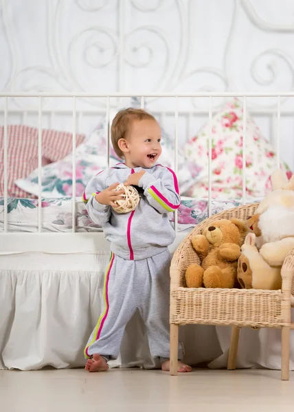Leuke baby in de kinderkamer — Stockfoto