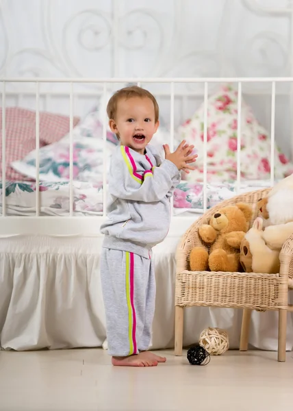 Kul baby i barnkammaren — Stockfoto