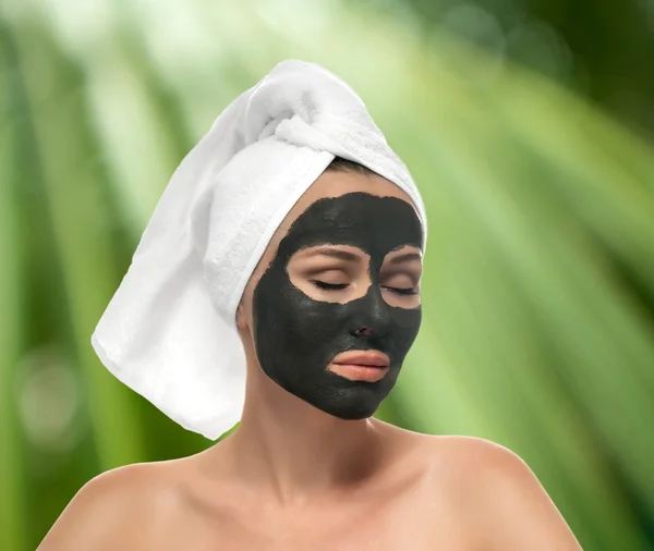 Yüz maskeli bir kadın.