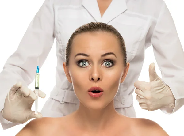 Krásná ženská tvář, kosmetička ruce s injekční stříkačkou — Stock fotografie