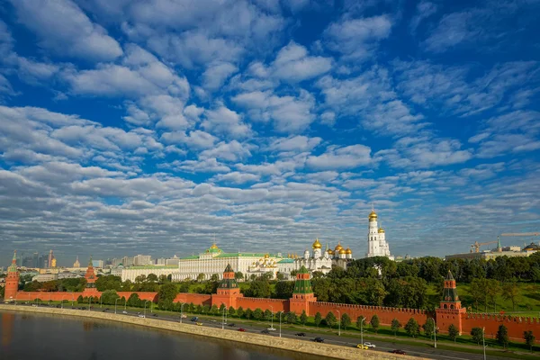 大克里姆林宫从莫斯科河. — 图库照片
