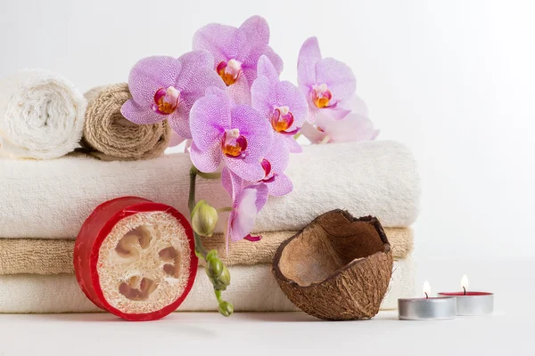 Gesundheitsbad und Blütenorchidee. Wellness-Behandlung - Entspannen mit Kerzen. — Stockfoto