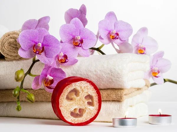 Gesundheitsbad und Blütenorchidee. Wellness-Behandlung - Entspannen mit Kerzen. — Stockfoto