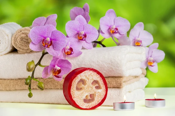 SPA de salud y orquídea de flores. Tratamiento de spa - relajarse con velas . —  Fotos de Stock