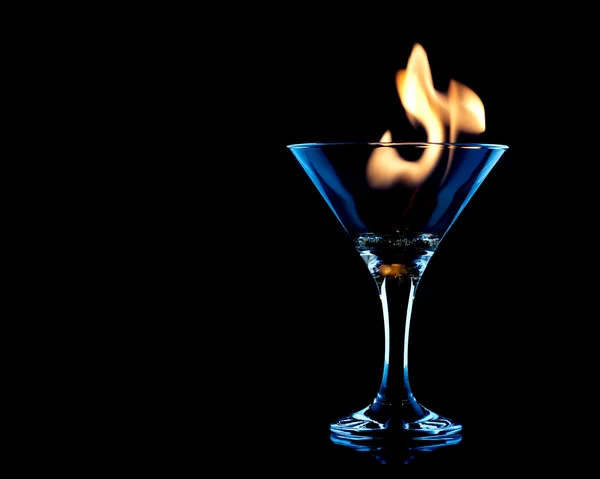 Flamer cocktail över svart på glaset — Stockfoto