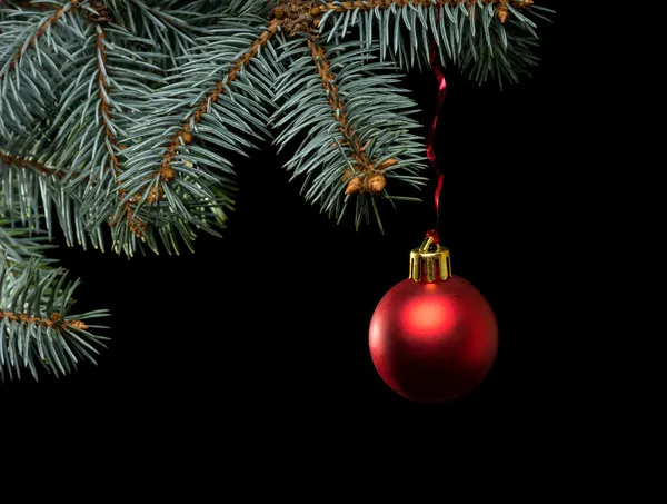 Rote Weihnachtskugel auf schwarzem Hintergrund — Stockfoto