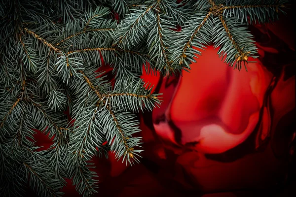 Weihnachtsbaum auf rotem Hintergrund — Stockfoto