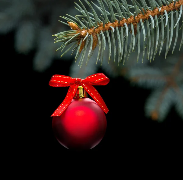 Červená vánoční míč na černém pozadí — Stock fotografie