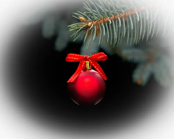 Червоний різдвяний м'яч на чорному тлі — стокове фото