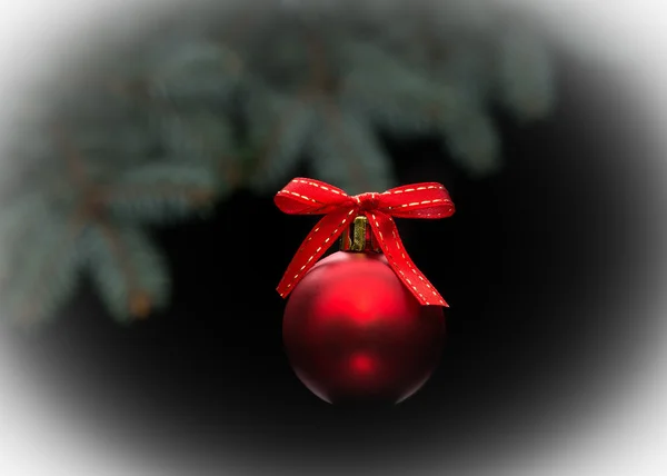 ブラックを背景にした赤いクリスマスボール — ストック写真
