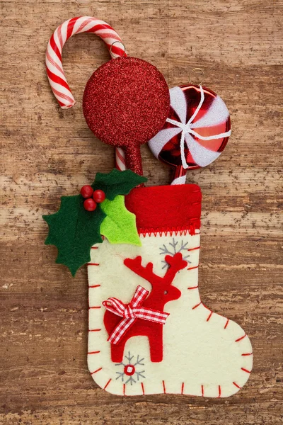 圣诞装饰品和木材的背景上的袜子 — 图库照片