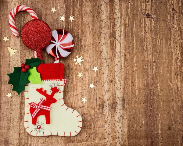 Decoraciones navideñas y calcetines sobre fondo de madera —  Fotos de Stock