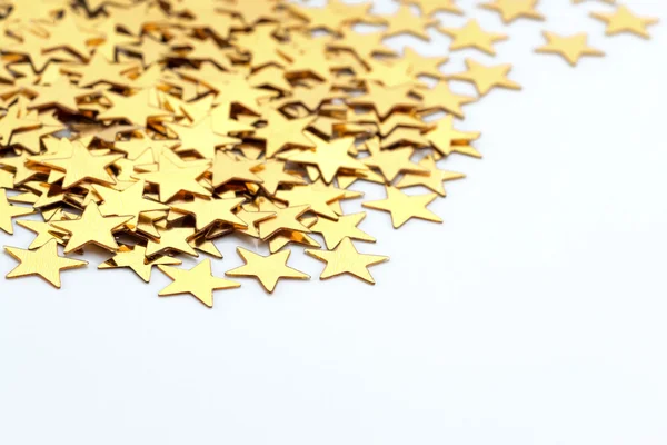 Decoración navideña de estrellas de confeti dorado contra — Foto de Stock
