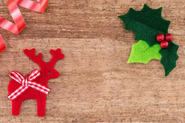 Houx de Noël aux baies rouges et rennes isolés — Photo