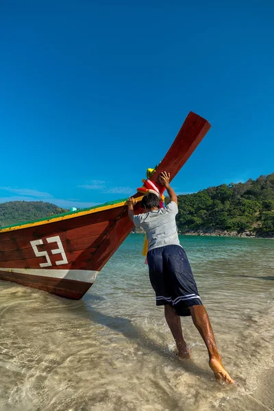 Rybář tlačí longtail boat — Stock fotografie